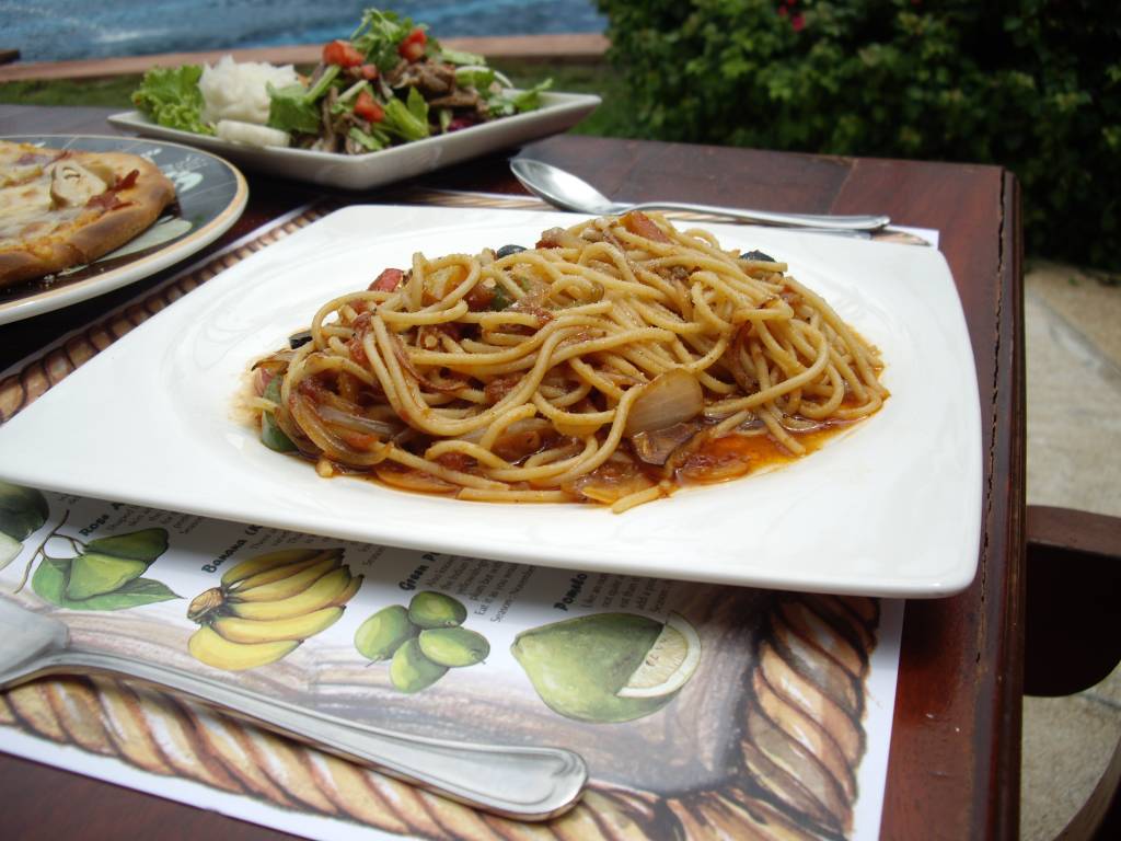 Spaghetti z ananasem, krewetkami i pistacjami