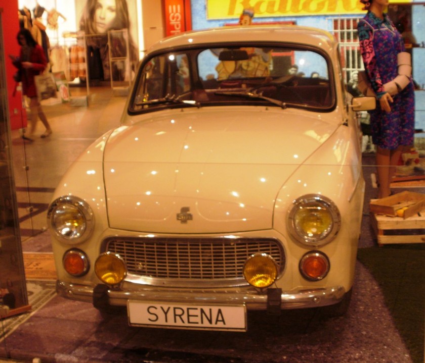 1196px-Syrena_Galeria_Krakowska_01