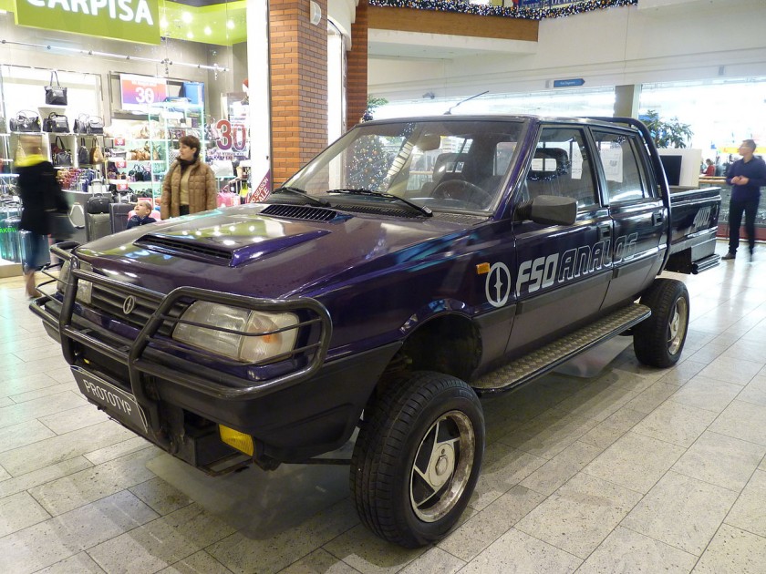 FSO_Polonez_Analog_during_„XXX_lat_motoryzacji_PRL”_exhibition_at_Bonarka_City_Center_in_Kraków