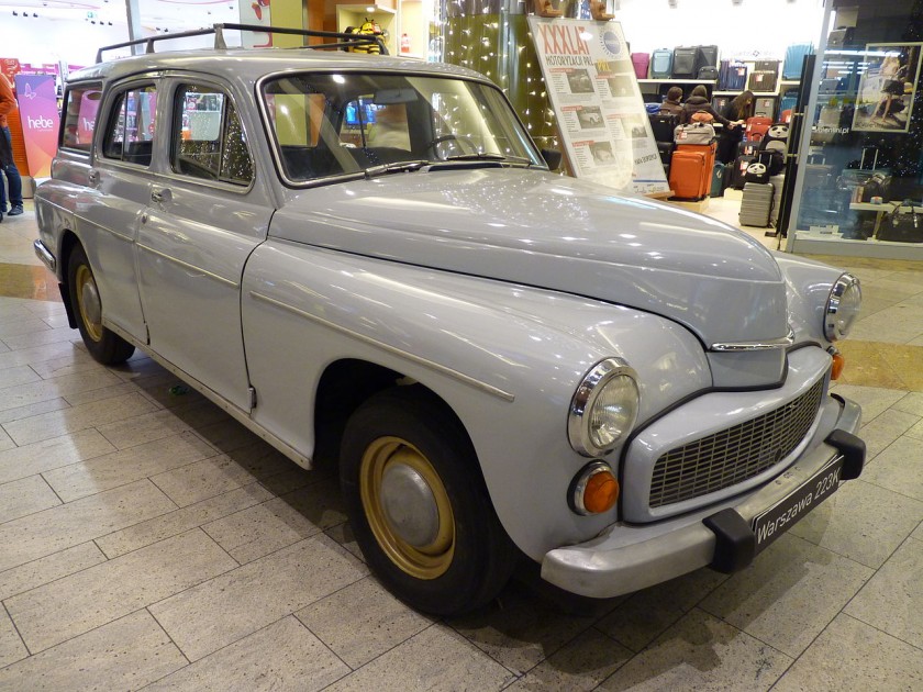 FSO_Warszawa_223_K_during_„XXX_lat_motoryzacji_PRL”_exhibition_at_Bonarka_City_Center_in_Kraków