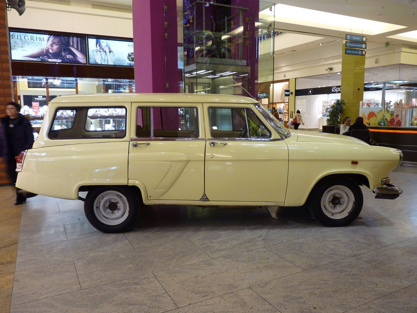 GAZ-M-22_during_„XXX_lat_motoryzacji_PRL”_exhibition_at_Bonarka_City_Center_in_Kraków