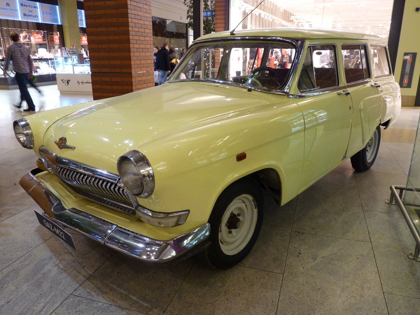 GAZ-M-22_during_„XXX_lat_motoryzacji_PRL”_exhibition_at_Bonarka_City_Center_in_Kraków_2