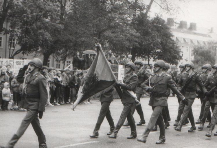 Kopia_Kopia_Stargard,_1987r._Przysięga_wojskowa_w_9pz._Kompanię_honorową_prowadzi_dowódca_Szkoły_Podoficerskiej_12DZ_w_9pz_kpt._Ryszard_Szelkowski