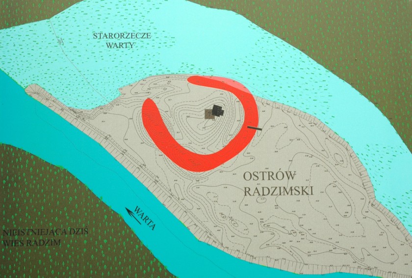Tablica informacyjna przy dojściu do wykopalisk