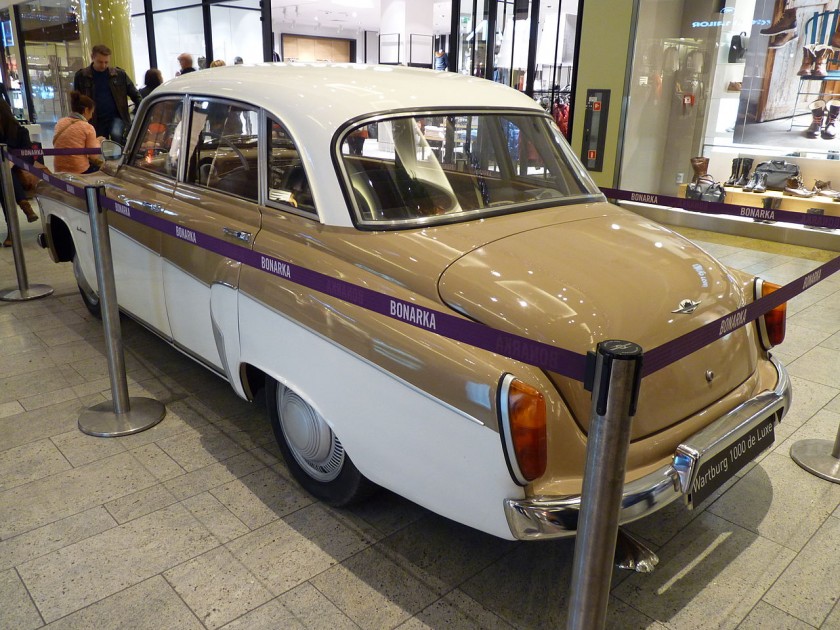 Wartburg_1000_de_luxe_during_„XXX_lat_motoryzacji_PRL”_exhibition_at_Bonarka_City_Center_in_Kraków_3