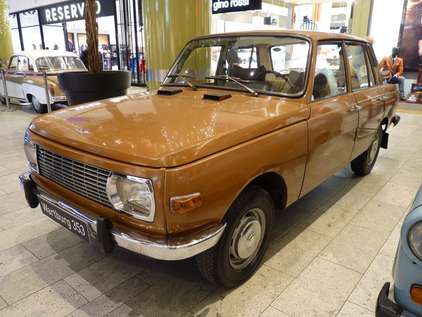 Wartburg_353W_during_„XXX_lat_motoryzacji_PRL”_exhibition_at_Bonarka_City_Center_in_Kraków