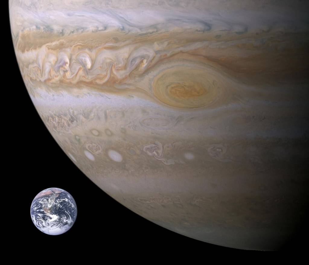 1194px-Jupiter-Earth-Spot_comparison