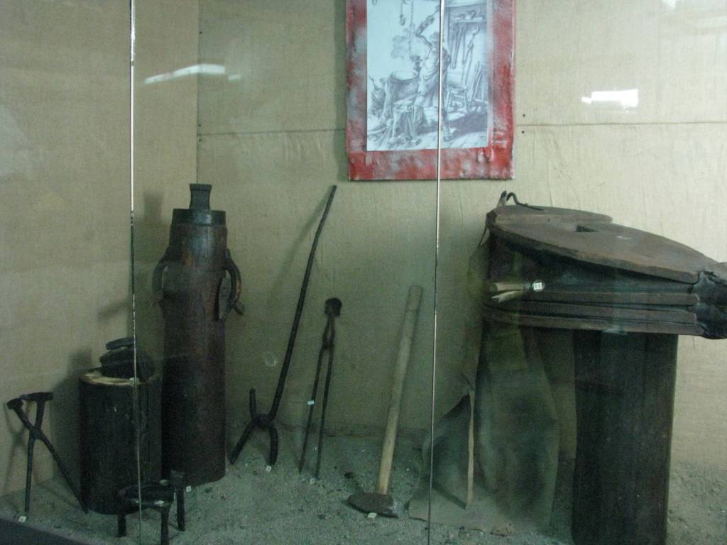 Orastie_Ethnography_Museum_2011_-_Dacian_Blacksmith_Workshop_including_Tongs,_Sledgehammer,_Bellows,_Anvil