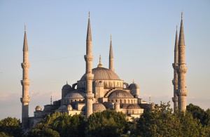 Exterior_of_Sultan_Ahmed_I_Mosque_in_Istanbul,_Turkey_002