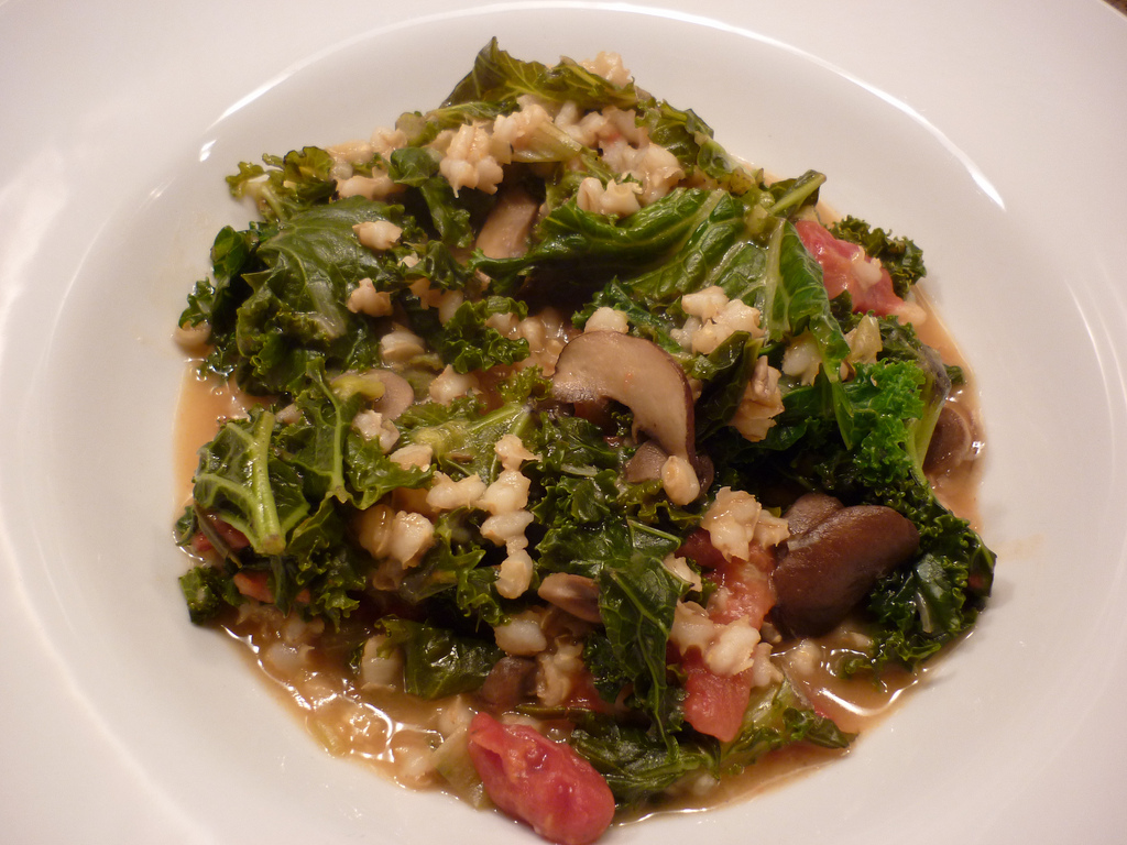 Kasza z grzybami i jarmużem