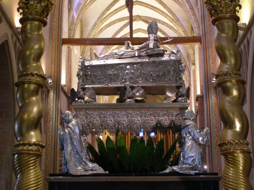 Gniezno_katedra_trumna_2