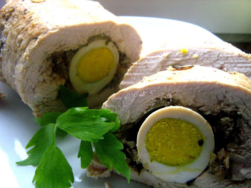 Gniazdo indycze z jajkiem w lubczyku