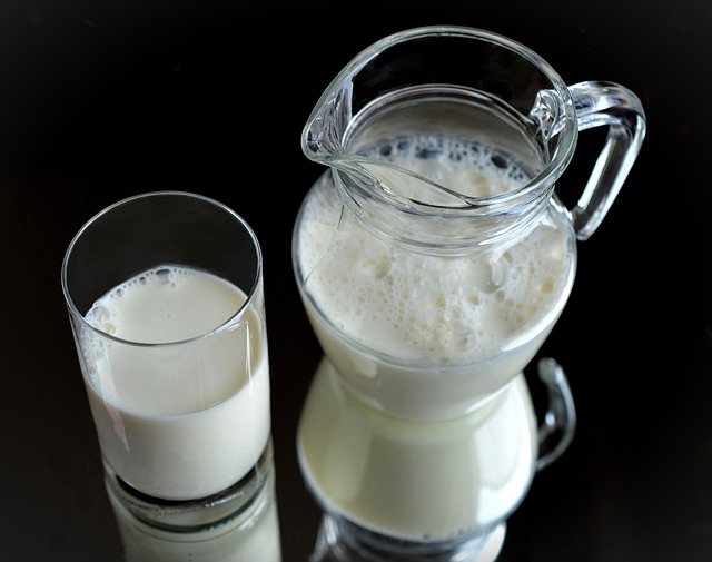 Mleko to napój cieszący się dużą popularnością nie tylko w Polsce. Czy jednak zdajemy sobie sprawę z tego, co pijemy? Jaka jest różnica między mlekiem pasteryzowanym, a UHT?